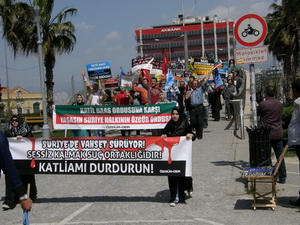 İzmirde Suriye Halkı İçin Tabutlu Yürüyüş
