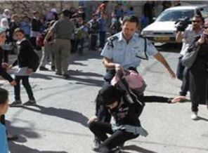 Siyonistler Filistinde Çocuklara Saldırıyor