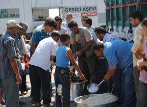 Sınırdaki Mültecilere İki Öğün Sıcak Yemek