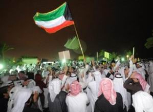 Kuveytte 100 Binlik Protesto Gösterisi (VİDEO)