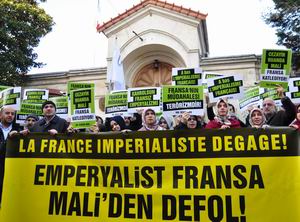Fransa Konsolosluğunda Mali Protestosu (FOTO)