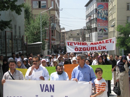 Van’da 100. başörtüsü eylemi