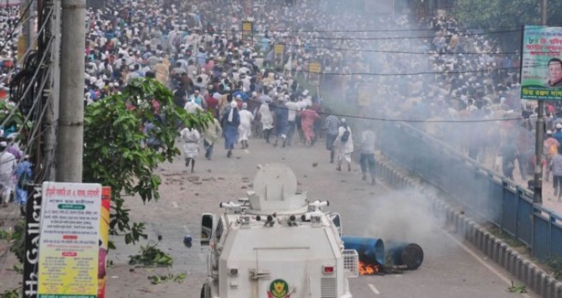 Bangladeşte Polis Vurdukça İsyan Büyüyor