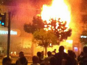 İzmir’de AK Parti Binası Yakıldı