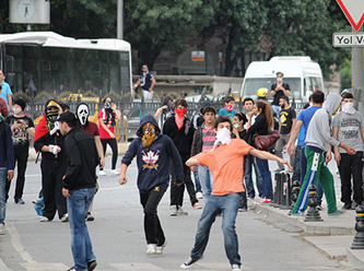 Kabataşta Başörtülü Anneyi Dövdüler!