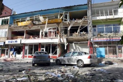 AK Parti binasına bombalı saldırı !