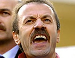 Ergenekoncunun Gözlerinden Öptüğü Hakim!