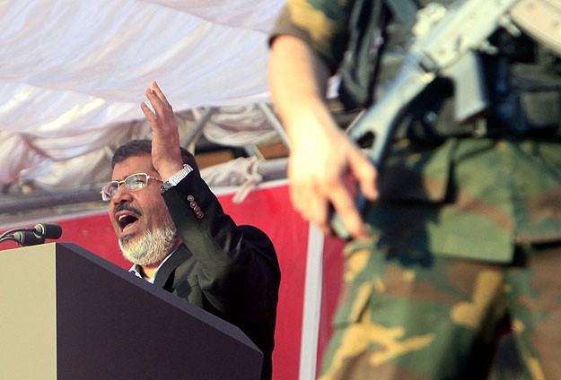 Mursi Mahkemeye Rabia İşaretiyle Yanıt Verdi (VİDEO)