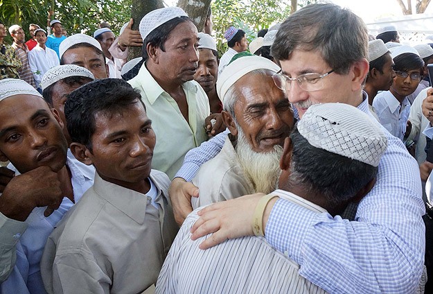 Rohingya Müslümanları Davutoğlu'nu Gözyaşlarıyla Karşıladı