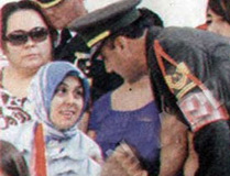 Bayrak da Olsa Elinde Başörtülüler Dışarı!