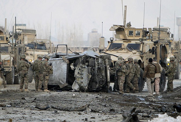 NATO Konvoyuna Saldırı: 6 Ölü