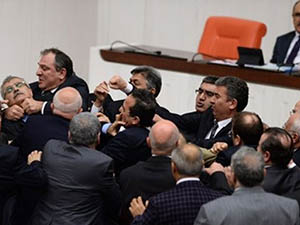 AK Parti ve CHP'li Milletvekilleri Kavga Etti (FOTO)