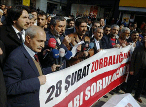 Diyarbakır'da 28 Şubat'ı Protesto Eylemi (FOTO)