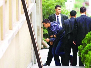 Genç subaylar tutuklandı