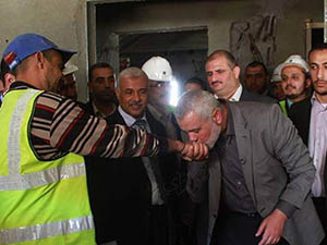 Filistin Başbakanı, İşçinin Elini Öptü