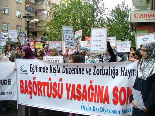 Başörtüsü Yasağı: 28 Şubat Devam Ediyor!