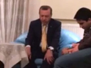 Erdoğan, Şehidin Evinde Kur'an Okudu (VİDEO)