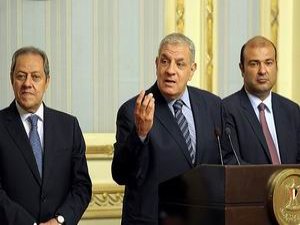 Mısır Hükümeti İstifa Etti