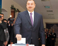Aliyev Azerbaycan’da koltuğa yapıştı