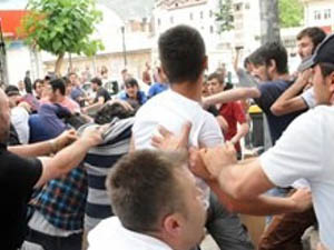 Polis Bayrak İndirmeye Kalkan Şahsı Linçten Kurtardı