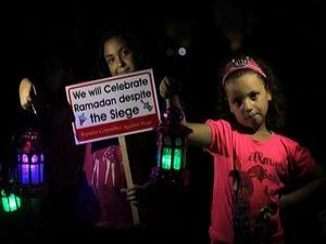 Gazzeli Çocuklar İsrail Ablukasını Protesto Etti