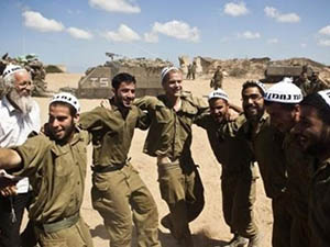 İşgalci İsrail Askerlerinin Katliam Halayı!