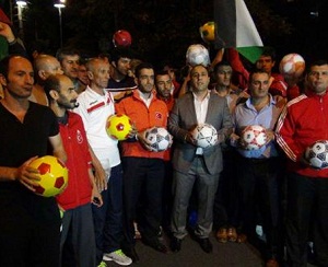 Sporcular İsrail Büyükelçiliğini 'Top'a Tuttu