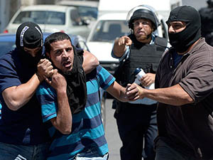 İsrail Bir Ayda 597 Filistinliyi Gözaltına Aldı
