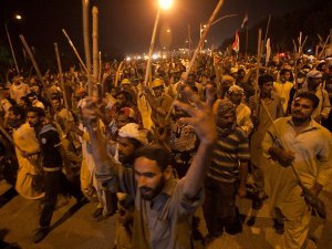 Pakistan'da Göstericiler Polisle Çatıştı