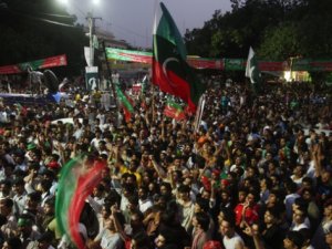 Pakistan'da Hükümet Karşıtı Gösteriler: 3 Ölü, 500 Yaralı