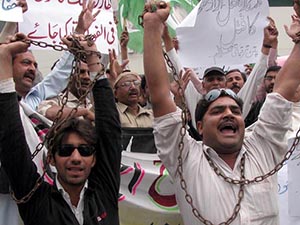 Pakistan'da 200 Muhalif Tutuklandı
