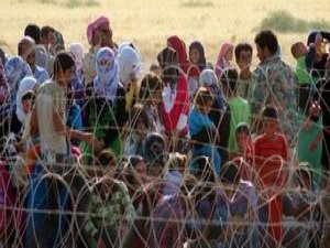 Binlerce Suriyeli Türkiye Sınırında