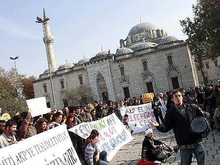 YÖK, 27. yılında da protesto edildi