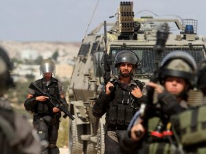 Siyonist İsrail Askerleri Bir Filistinliyi Katletti