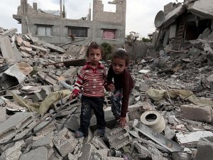 Gazzeli Çocuklar Enkaz Altında "Kışlıklarını" Arıyor
