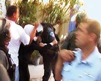 İşgal Polisi Filistinli Kadına Kafa Attı