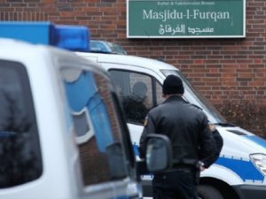 Alman Polisi İlk Kez Cami Bastı