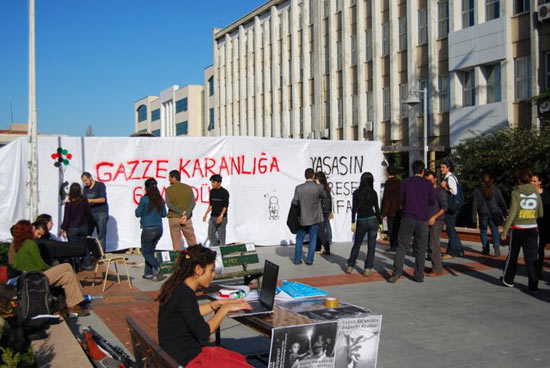 Gazze Karanlıkta, Boğaziçi Ayakta!