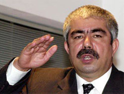 Dostum'u yine Türkiye'ye sürdüler