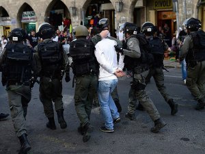 İsrail Askerleri 4 Filistinliyi Gözaltına Aldı