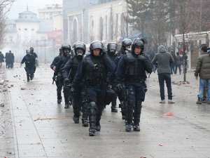 Kosova'daki Olaylarda 22 Polis Yaralandı