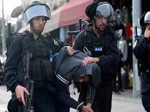 İsrail Askerleri 13 Filistinliyi Gözaltına Aldı