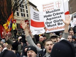 İngiltere'de İslam Karşıtları Yürüyüş Düzenledi