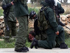 İsrail Güçleri  Filistinli Göstericilere Saldırdı