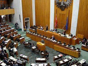 Avusturya'da İslam Karşıtı Yasa Kabul Edildi