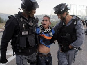 İsrail Filistinli Gazeteciyi Tutukladı