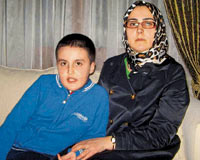 İlaç fabrikasından başörtülü anneye özür daveti