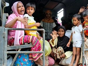 Rohingya Müslümanlarını Taşıyan Tekneler Kıyıya Vurdu