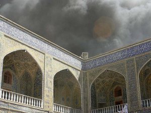 Suudi Arabistan'da Şii Camisine Canlı Bomba Saldırısı
