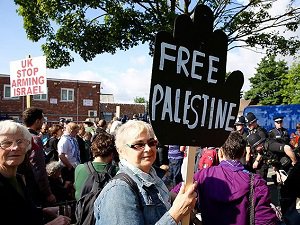 İngiltere'de 'İsrail İle Silah Ticareti' Protesto Edildi